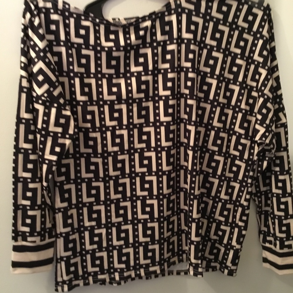 New Chicme Geo.print  Cold shoulder top